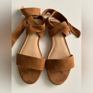 NEW FLAT ANKLE TIE SANDAL SIZE 8.5 CARAMEL COGNAC BROWN SAKS FIFTH AVENUE NWT